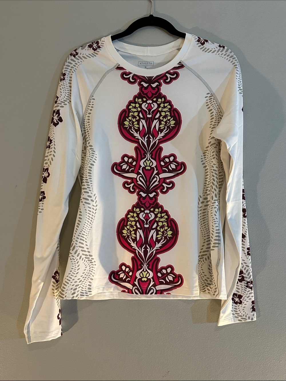 Beautiful Athleta White Long Sleeve Top with Pink & Maroon Center Print size XL